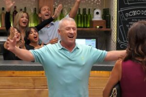 'First Dates', un soltero de Benaguasil le da una serenata a su cita nada más llegar. "Del 1 al 10, le pongo un 2 o un 3"