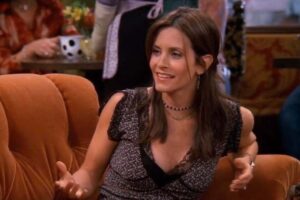 No era un error de edición. 'Friends' introdujo un chiste interno a Courtney Cox que solo se entendía mirando los créditos