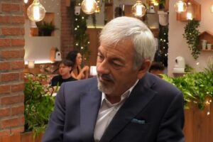 'First Dates', un soltero de L'Hospitalet de Llobregat preocupa a Carlos Sobera con su triste historia. "Me moriría con un hombre así"