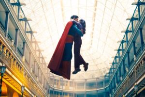 No, la 'Superman' de James Gunn no parece "una serie de CW". Su tratamiento visual, además de impoluto, tiene todo el sentido del mundo formal y narrativamente