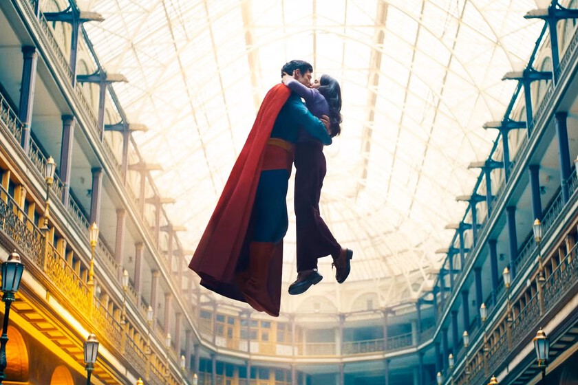 No, la 'Superman' de James Gunn no parece "una serie de CW". Su tratamiento visual, además de impoluto, tiene todo el sentido del mundo formal y narrativamente