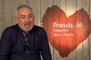 'First Dates', esta soltera rusa impresiona a su cita haciéndole un baile exótico. "Es inevitable ver los pechotes"