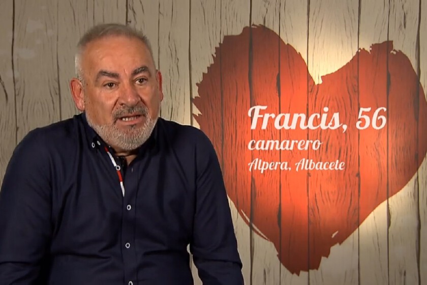 'First Dates', esta soltera rusa impresiona a su cita haciéndole un baile exótico. "Es inevitable ver los pechotes"