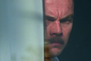 20 años de Leonardo DiCaprio liderando una ambiciosa película basada en hechos reales. Pasión por el cine y paranoia que puedes ver gratis en streaming