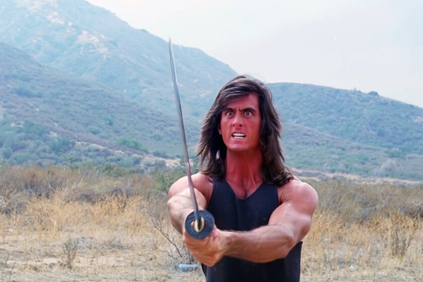 Condenado a prisión por un robo de película. Este actor no se enteró que su cinta más kitsch de los noventa se volvió de culto hasta que salió de la cárcel