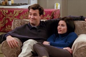 Chandler y Monica no iban a ser pareja en 'Friends', pero el público se emocionó tanto con una escena entre los dos que cambiaron los planes