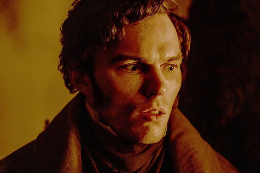 "Podía sentirlo en mi pierna". Nicholas Hoult tuvo una experiencia grotesca con el pene de Nosferatu durante el rodaje de la película... y ahora lo tiene enmarcado en su casa