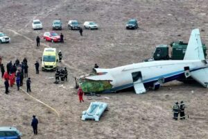 Accidente aéreo en Kazajistán de vuelo comercial con 72 personas a bordo