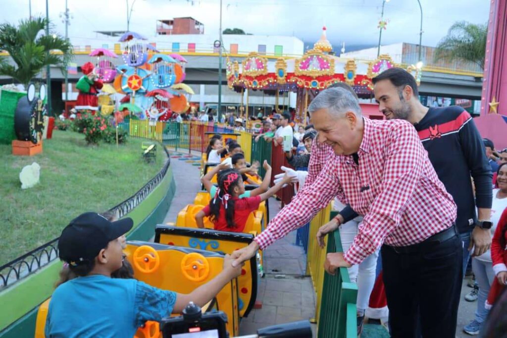 Alcalde Rangel Ávalos inauguró parque de diversiones mecánico