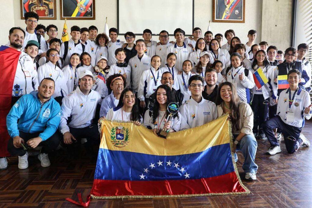 Arriban al país jóvenes venezolanos campeones de la Olimpiada Mundial de Robótica