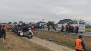 Autobús de pasajeros se volcó en la Autopista Regional del Centro provocando una tragedia