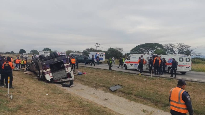 Autobús de pasajeros se volcó en la Autopista Regional del Centro provocando una tragedia
