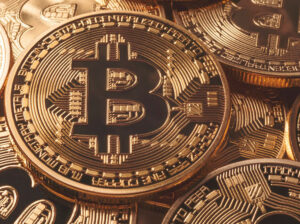 Bitcoins supera los 100.000 dólares por primera vez