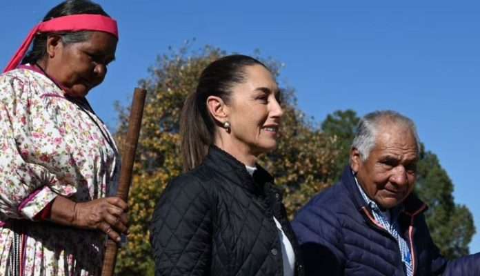 Sheinbaum restituye tierras a comunidades indígenas en el norte de México