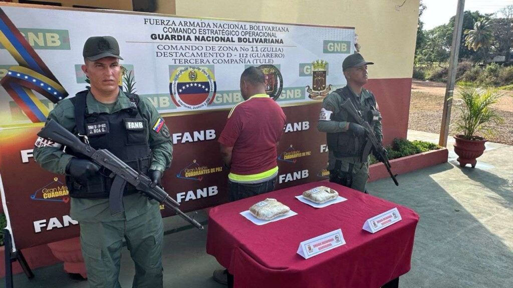 Detienen a sexagenario con dos panelas de droga