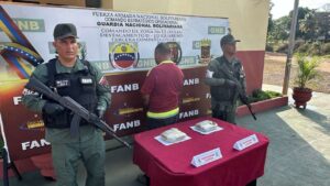 Detienen a sexagenario con dos panelas de droga