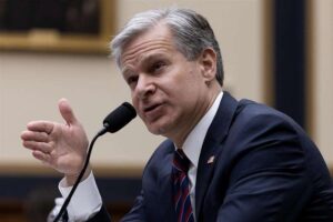 Director del FBI renunciará antes de que Trump tome posesión