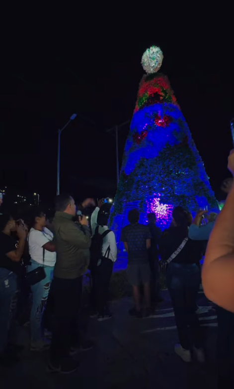El árbol de los deseos se encendió en Caricuao