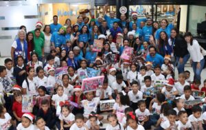 Empleados de Movistar donan más de 800 juguetes a niños de comunidades vulnerables