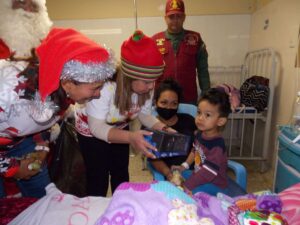 Entregan juguetes a niños del materno de Tucupita