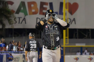 Eugenio Suárez debuta con los Leones del Caracas y le cayó a palos al Magallanes