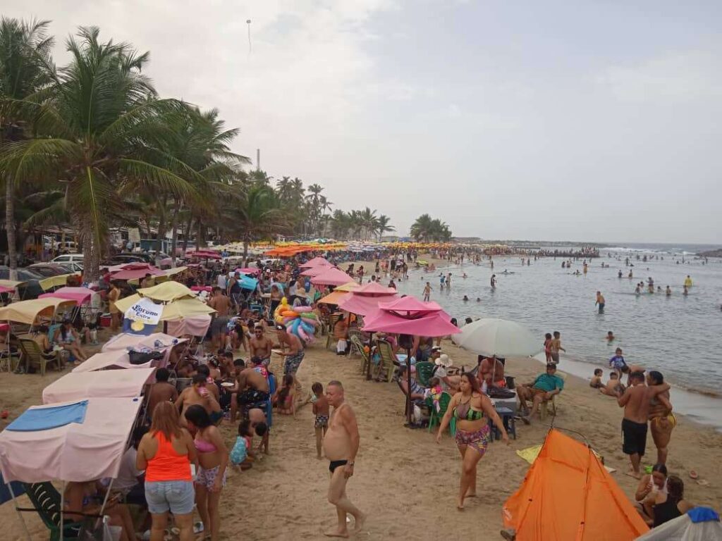 Gran afluencia de temporadistas disfrutan de las playas de La Guaira