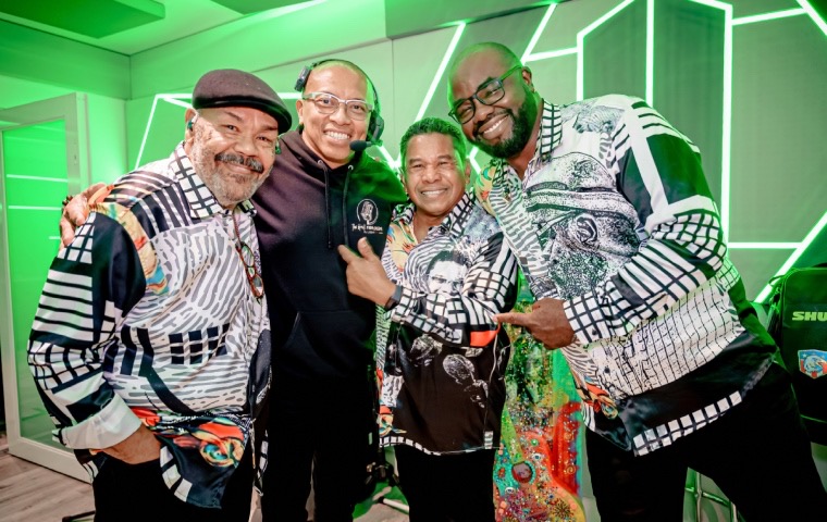 La Dimensión Latina estrena su concierto en íntimo “The Black Room Sessions”