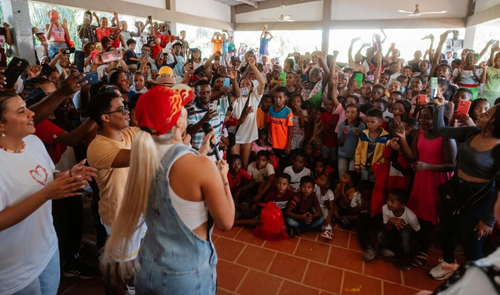 Karol G lleva regalos de Navidad a niños de madres adolescentes en Colombia