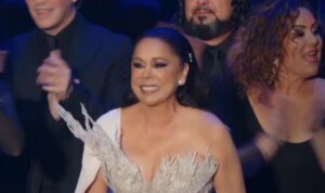 Isabel Pantoja se suma a la fiebre del Burrito Sabanero en su concierto navideño en Madrid