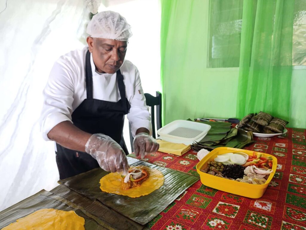 Jean Muñoz prepara hallacas con el corazón para navidad en Guarenas