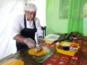 Jean Muñoz prepara hallacas con el corazón para navidad en Guarenas