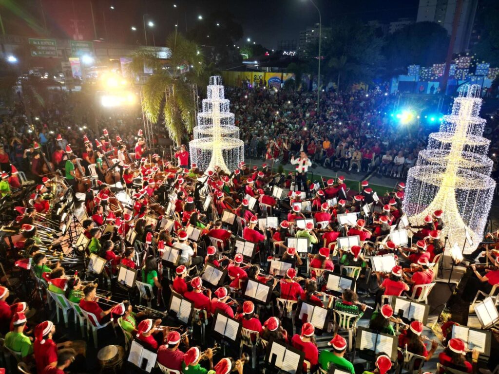Larenses disfrutan de variados espacios navideños