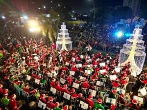 Larenses disfrutan de variados espacios navideños