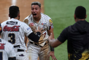 Leones del Caracas dio la vuelta a la pizarra y eliminó a Tiburones de la Guaira