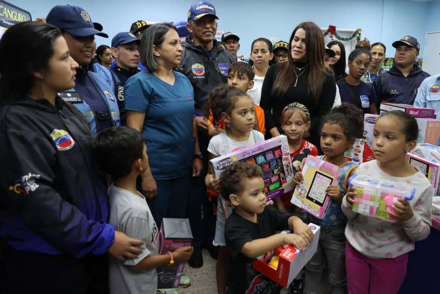 Niños del Hospital de Lídice recibieron regalos de Navidad