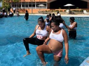 Orientan a gestantes con natación en Higuerote