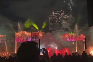 Suspenden espectáculos con drones en dos destinos turísticos de Florida tras accidente que hirió a niño