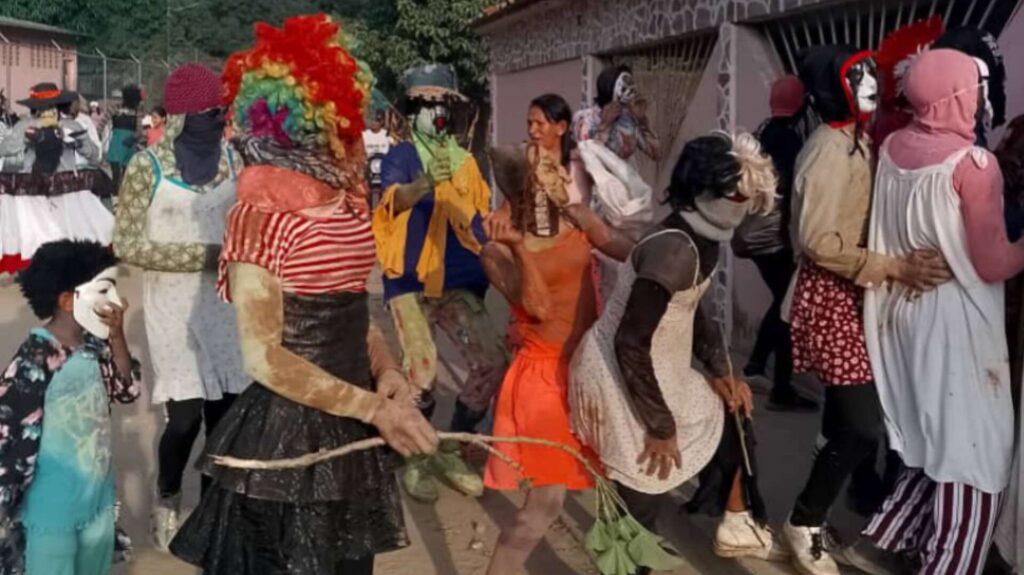 Parrandas e‘ locos y las Locainas recorrieron calles de Cojedes