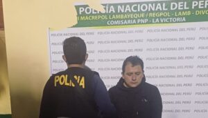 Lo atraparon desnudo en la cama