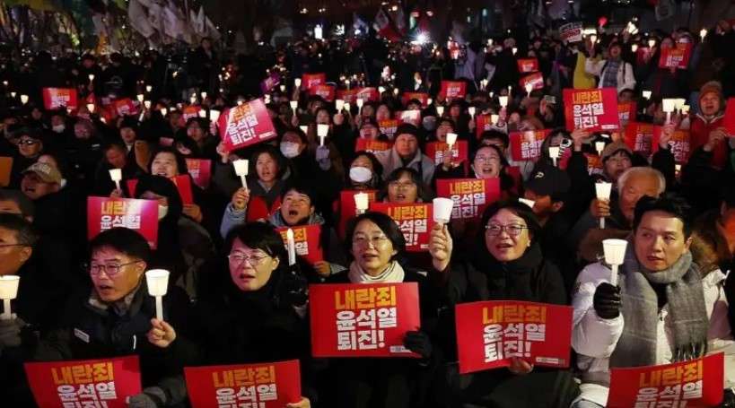 Presidente Yoon revirtió ley marcial que desató caos en Corea del Sur