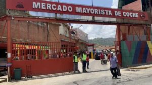 Pueblo realiza compras navideñas para la cena del 31 de diciembre