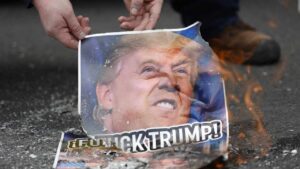 Queman afiches de Trump en Panamá en rechazo a la amenaza sobre el canal