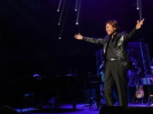 Raphael seguirá hospitalizado para "un par de pruebas" pendientes