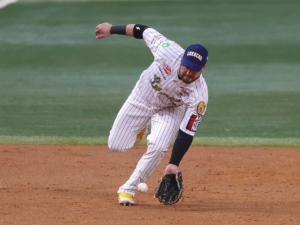 Suárez pletórico en apabullante victoria de Leones