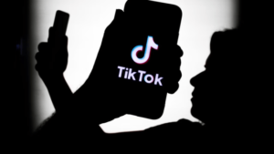 Trump pidió retrasar ley que prohibiría TikTok en EE UU