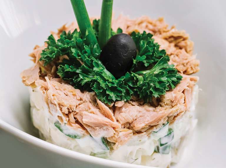 Timbal de ensaladilla rusa y atún