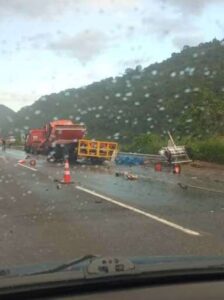 Una persona fallecida tras chocar dos gandolas en la GMA