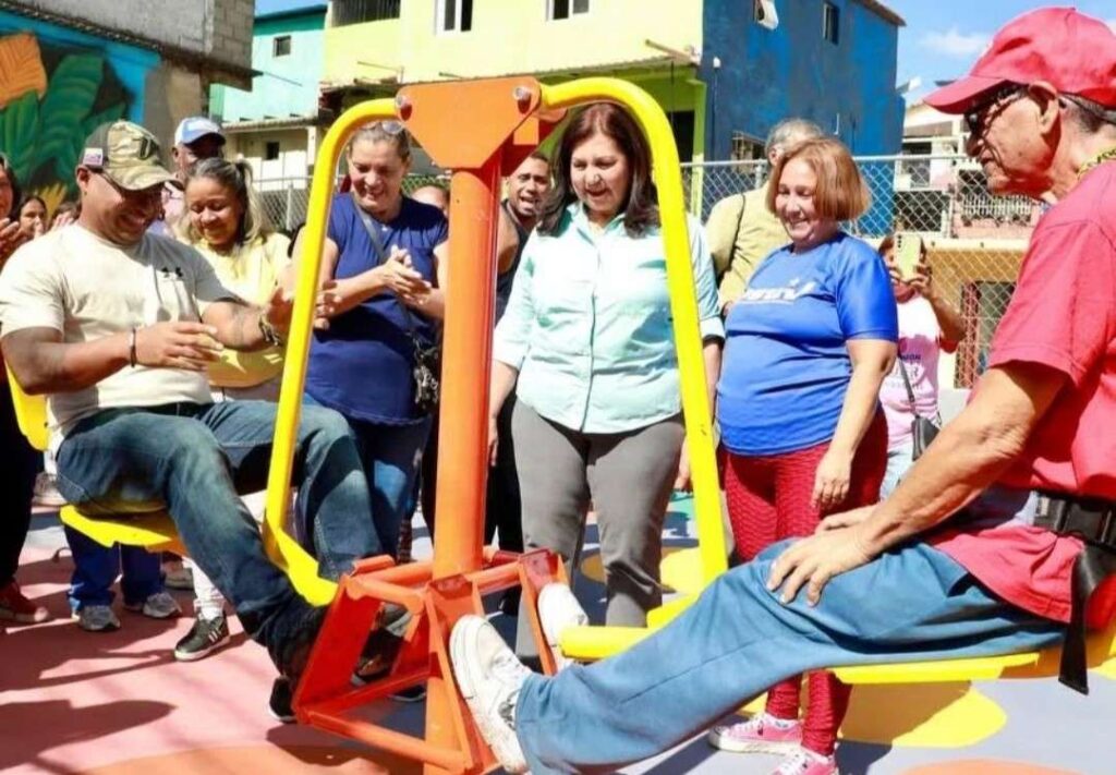 Vecinos de Los Flores de Catia estrenan cancha