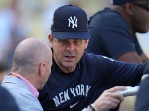 Yankees siguen con Aaron Boone