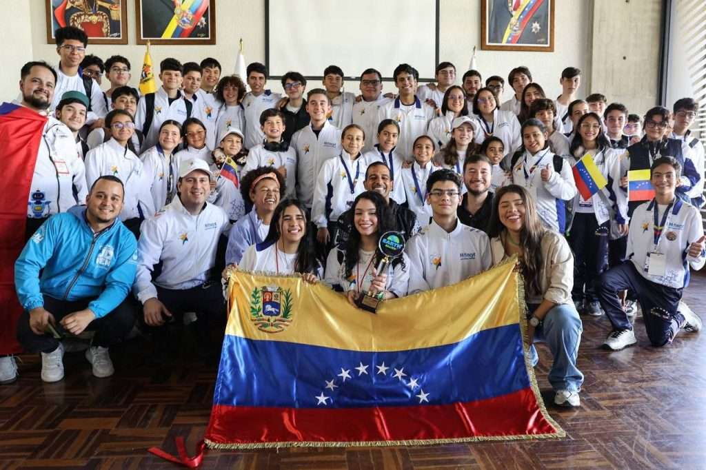 Arriban al país jóvenes venezolanos campeones de la Olimpiada Mundial de Robótica